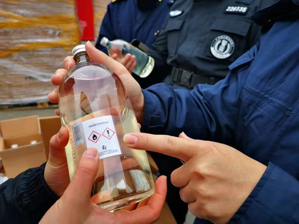 图说:海关检验人员在讲解化学品检验要求。(王宁摄 下同)