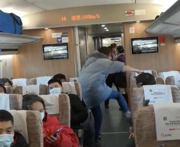 视频丨女子高铁上不戴口罩叫骂3小时,还打哭乘务员!原因竟是...休闲区蓝鸢梦想 - Www.slyday.coM 视频丨女子高铁上不戴口罩叫骂3小时,还打哭乘务员!原因竟是...休闲区蓝鸢梦想 - Www.slyday.coM