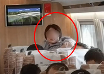 视频丨女子高铁上不戴口罩叫骂3小时,还打哭乘务员!原因竟是...休闲区蓝鸢梦想 - Www.slyday.coM 视频丨女子高铁上不戴口罩叫骂3小时,还打哭乘务员!原因竟是...休闲区蓝鸢梦想 - Www.slyday.coM