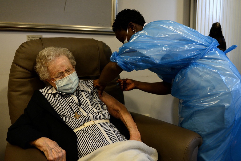 去年12月底，比利时展开新冠疫苗接种，百岁老人露西（Lucie Danjou）成首位接种者 澎湃影像图