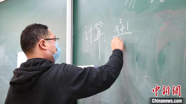 “90后”体育老师闻晓峰正在为学生们补习数学 徐明睿 摄