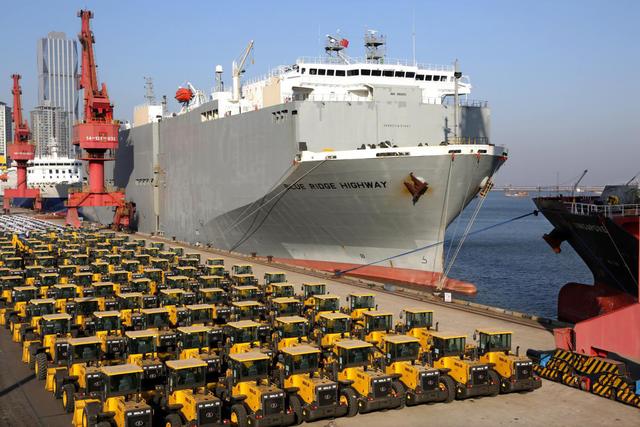 图为1月18日，大批国内企业生产的机械在连云港港东方公司码头装船外运。王春 摄