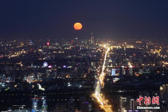 资料图:2020年10月2日,北京,一轮明月在夜晚逐渐升起。中新社记者 盛佳鹏 摄