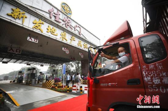 资料图:大货车准备进场北京新发地批发市场。中新社记者 赵隽 摄