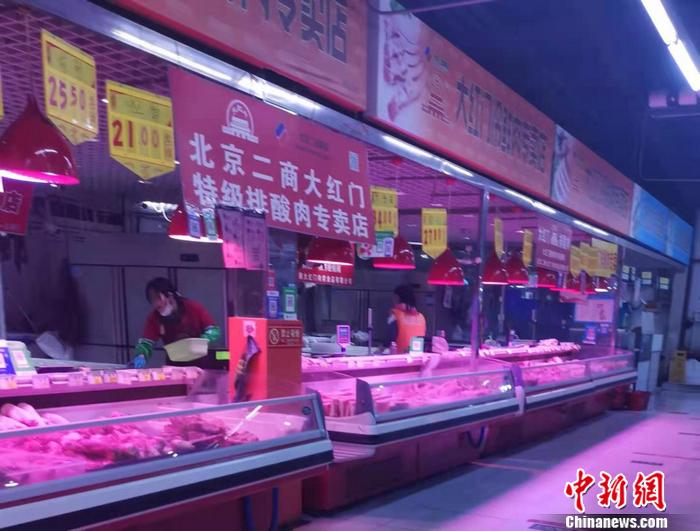 北京丰台区某菜市场肉类区。中新网记者 谢艺观 摄