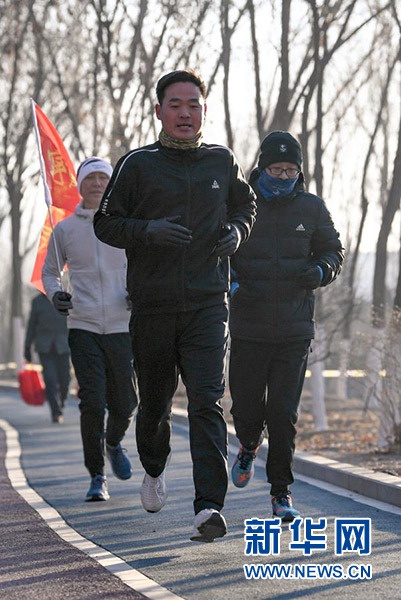 1月1日,在宁夏银川市森林公园,跑友参加新年健身跑。