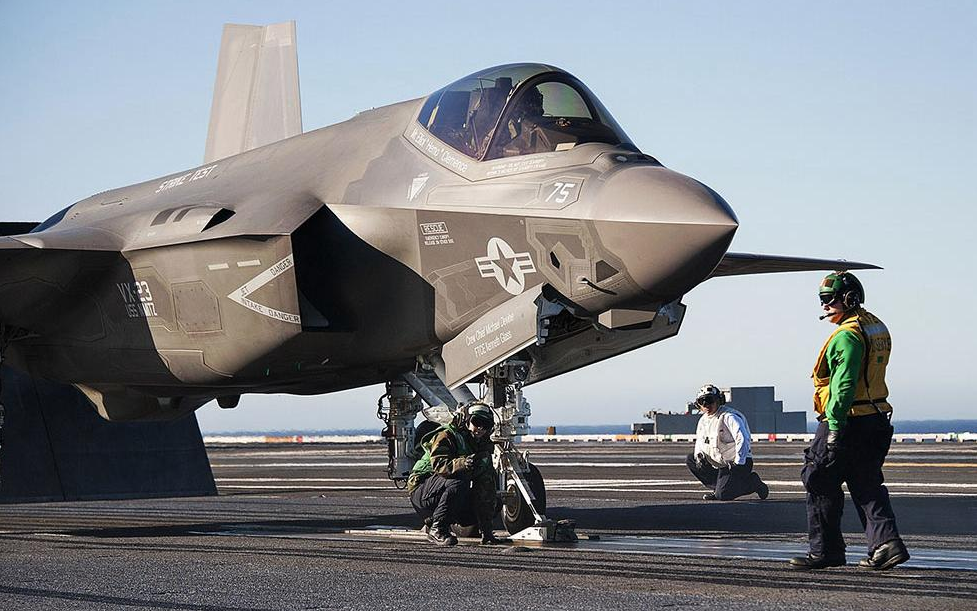 F-35C是F-35战机家族的海军型号,采用弹射起飞。