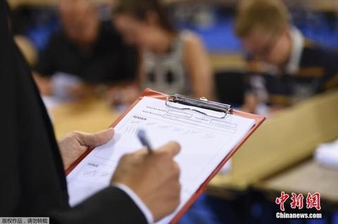 资料图:当地时间2016年6月23日,英国脱欧公投拉开帷幕,各地计票工作进行中。