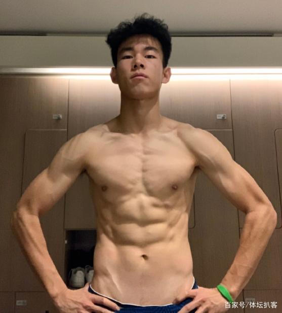 国足未来！17岁中国C罗晒6块腹肌，对<a href=