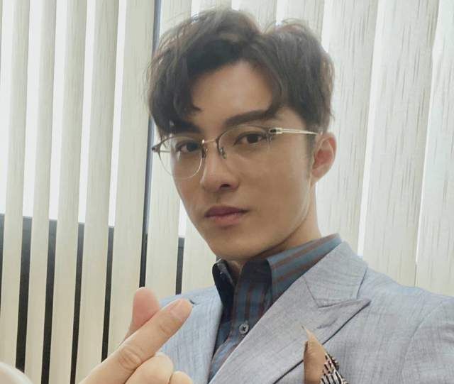 TVB小生新剧演高富帅律师，造型酷似<a href=