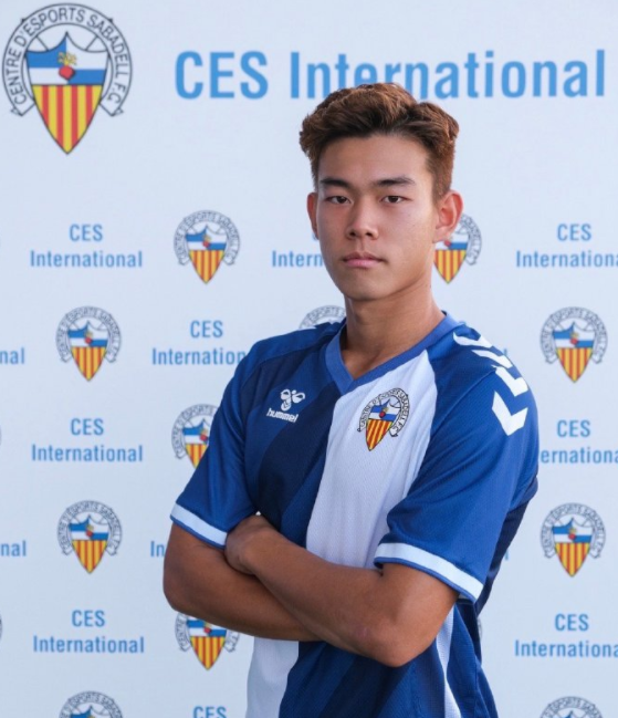 国足未来！17岁中国C罗晒6块腹肌，踢<a href=