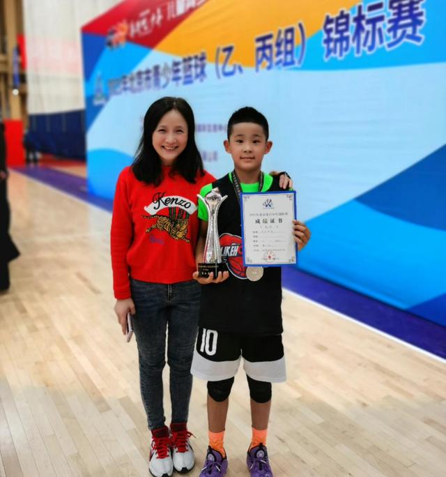妻子马晨菲也在社交平台晒出了