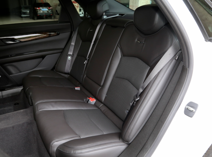 豪华中大型轿车对决:奥迪A6L对比凯迪拉克CT6谁更强?