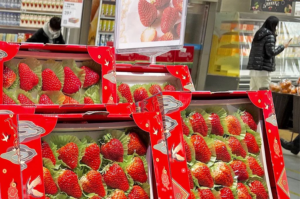 超市中，红颜草莓礼盒销售区。图源视觉中国