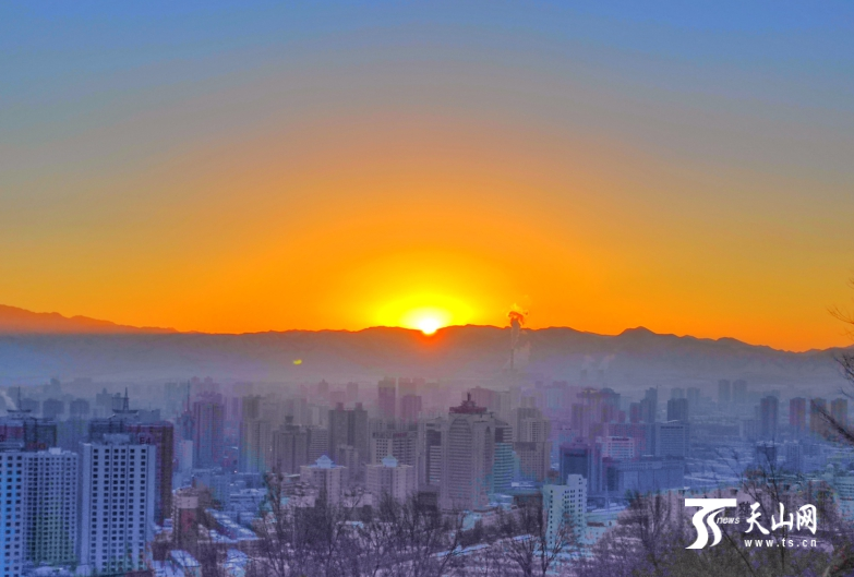 12月1日9时38分，乌鲁木齐12月第一天的朝阳耀眼“登场”。记者张万德摄