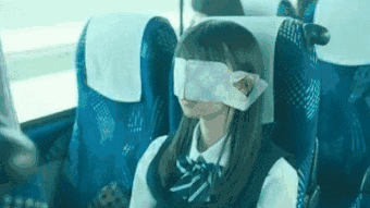但大冬天的,户外寒风吹脸,室内热风烘脸,戴口罩早成了日常习惯,口罩