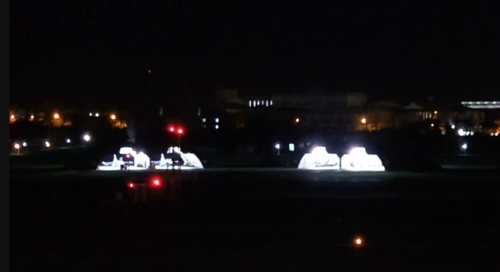 花莲机场暂时关闭的现场画面，多架战机停在机棚中。图自台湾中天新闻