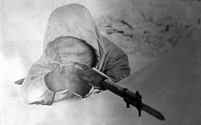 被狙击手盯上,怎么跑才能逃脱?撒贝宁当面问狙击手,答案仅6字