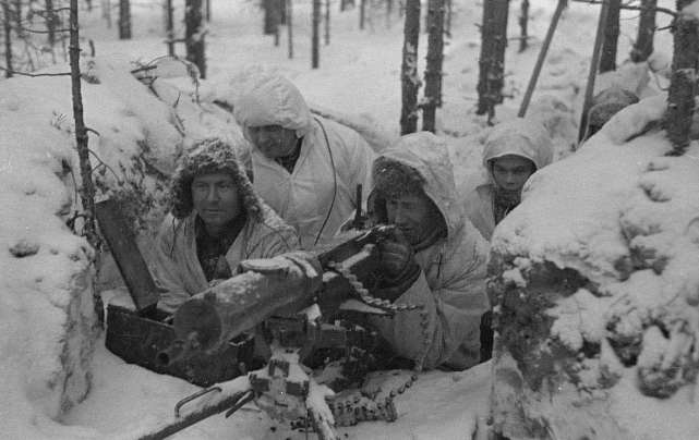 被狙击手盯上,怎么跑才能逃脱?撒贝宁当面问狙击手,答案仅6字