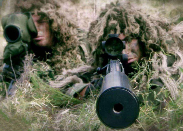 被狙击手盯上,怎么跑才能逃脱?撒贝宁当面问狙击手,答案仅6字