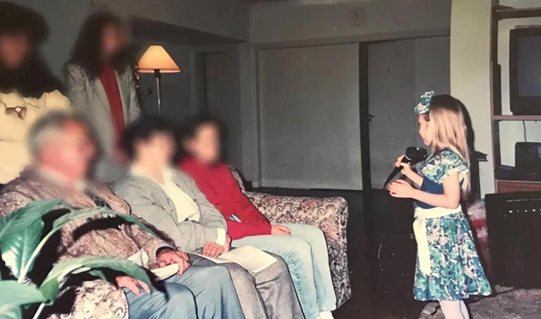 ▲在“上帝之子”长大的孩子为成年信徒表演节目。来源：英国《太阳报》