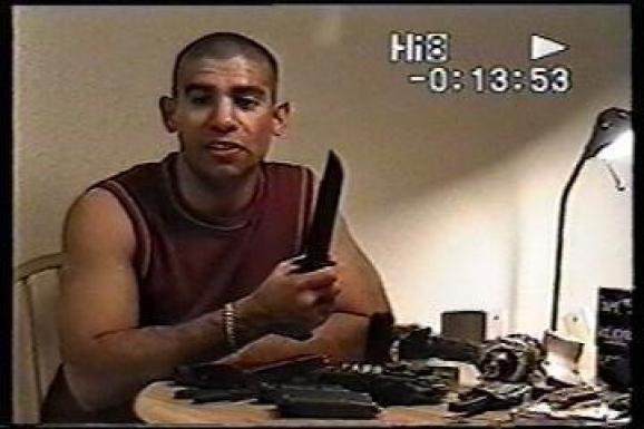 ▲长大后的瑞奇·罗德里格斯。来源：英国《太阳报》