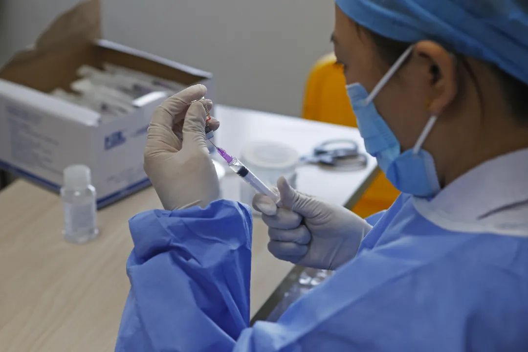 上海民众有序接种新冠疫苗。图源：视觉中国 