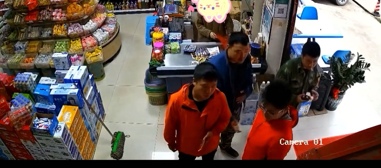 11月13日早7时许，者东镇一超市监控拍到的4名队员进山前采购画面。监控视频截图