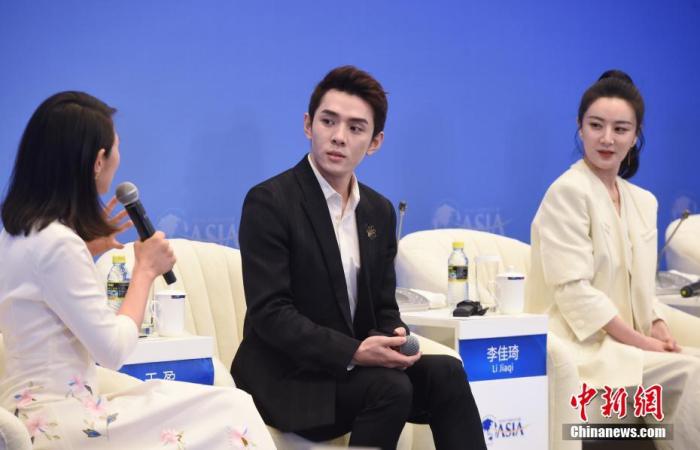 资料图:李佳琦和薇娅。 中新社记者 侯宇 摄