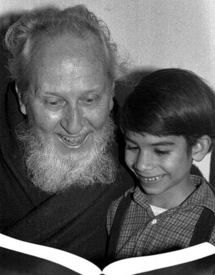 ▲伯格与瑞奇·罗德里格斯。来源：英国《太阳报》