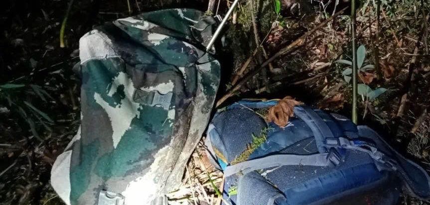 11月22日0时32分，搜救突击队在失联人员被发现位置找到的背包。图源镇沅县救援指挥部