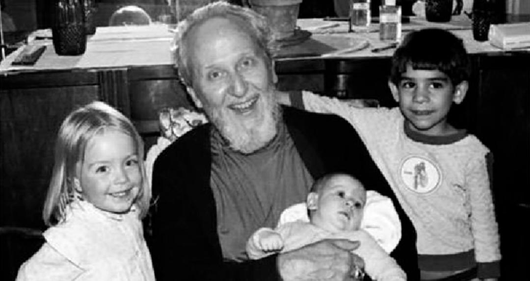 ▲伯格与在“上帝之子”邪教组织里出生的孩子们