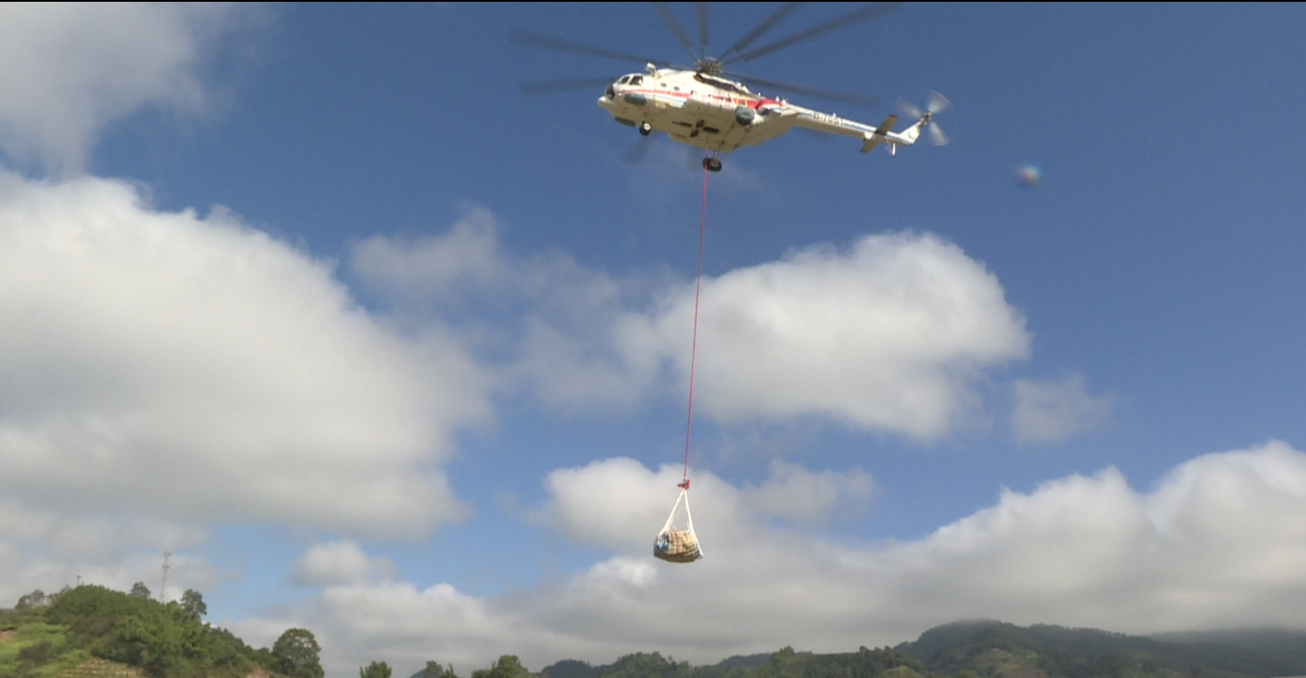 11月21日，直升机在哀牢山上空进行物资空投。图源镇沅县委宣传部
