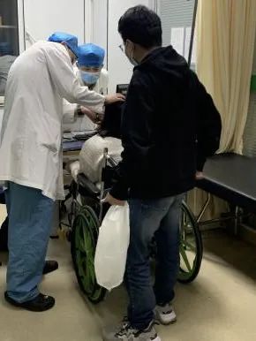 “我需要去医院,现在有点走不动道!”深夜接到求助,龙湖冠寓运营官温暖独居“异客”休闲区蓝鸢梦想 - Www.slyday.coM “我需要去医院,现在有点走不动道!”深夜接到求助,龙湖冠寓运营官温暖独居“异客”休闲区蓝鸢梦想 - Www.slyday.coM