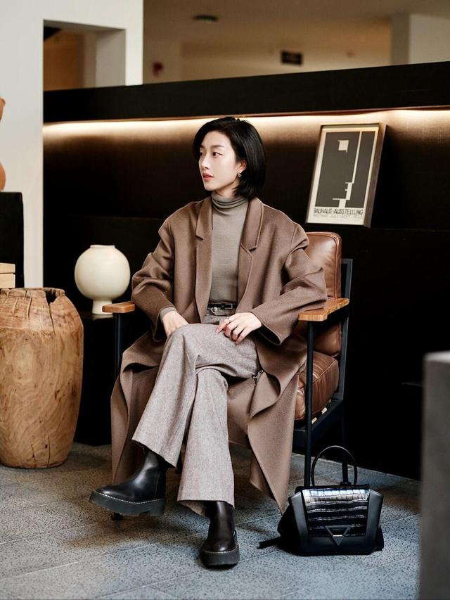 原来“大地色大衣”才是时髦精的必备单品,优雅高级,女人味十足休闲区蓝鸢梦想 - Www.slyday.coM 原来“大地色大衣”才是时髦精的必备单品,优雅高级,女人味十足休闲区蓝鸢梦想 - Www.slyday.coM