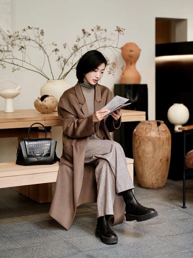 原来“大地色大衣”才是时髦精的必备单品,优雅高级,女人味十足休闲区蓝鸢梦想 - Www.slyday.coM 原来“大地色大衣”才是时髦精的必备单品,优雅高级,女人味十足休闲区蓝鸢梦想 - Www.slyday.coM