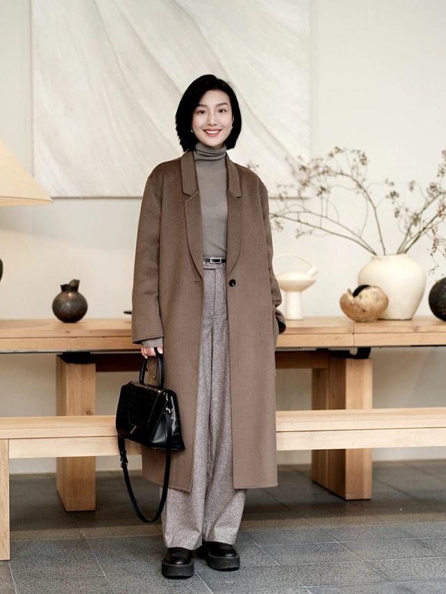 原来“大地色大衣”才是时髦精的必备单品,优雅高级,女人味十足休闲区蓝鸢梦想 - Www.slyday.coM 原来“大地色大衣”才是时髦精的必备单品,优雅高级,女人味十足休闲区蓝鸢梦想 - Www.slyday.coM