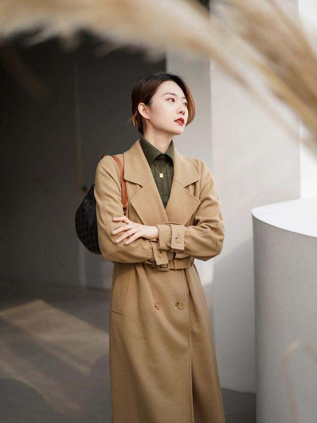 原来“大地色大衣”才是时髦精的必备单品,优雅高级,女人味十足休闲区蓝鸢梦想 - Www.slyday.coM 原来“大地色大衣”才是时髦精的必备单品,优雅高级,女人味十足休闲区蓝鸢梦想 - Www.slyday.coM