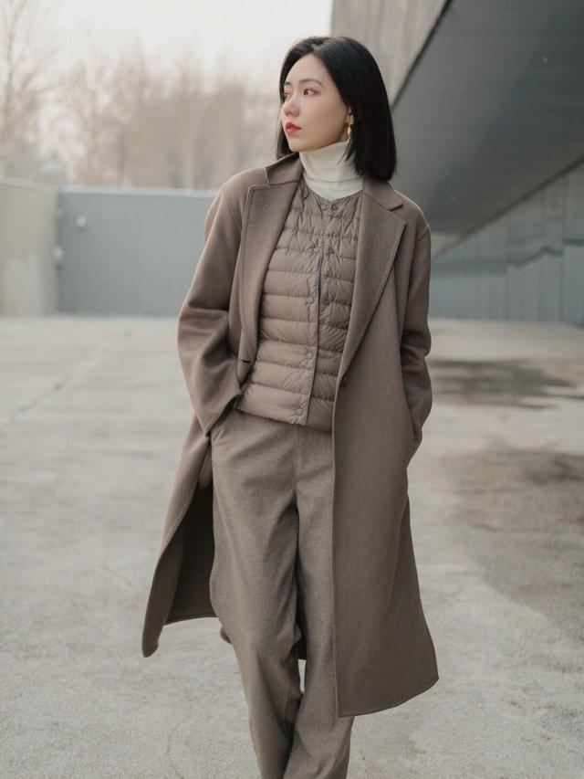 原来“大地色大衣”才是时髦精的必备单品,优雅高级,女人味十足休闲区蓝鸢梦想 - Www.slyday.coM 原来“大地色大衣”才是时髦精的必备单品,优雅高级,女人味十足休闲区蓝鸢梦想 - Www.slyday.coM