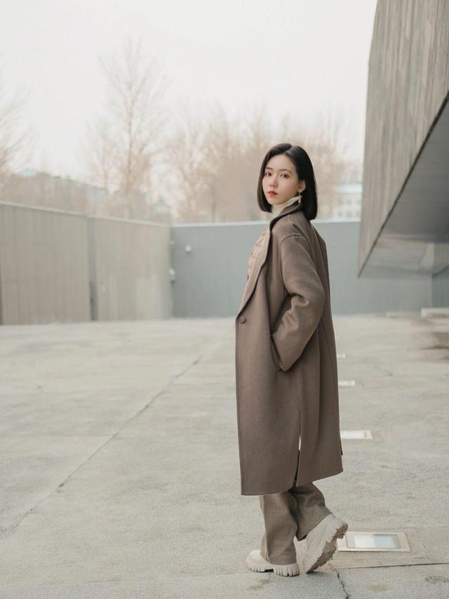 原来“大地色大衣”才是时髦精的必备单品,优雅高级,女人味十足休闲区蓝鸢梦想 - Www.slyday.coM 原来“大地色大衣”才是时髦精的必备单品,优雅高级,女人味十足休闲区蓝鸢梦想 - Www.slyday.coM