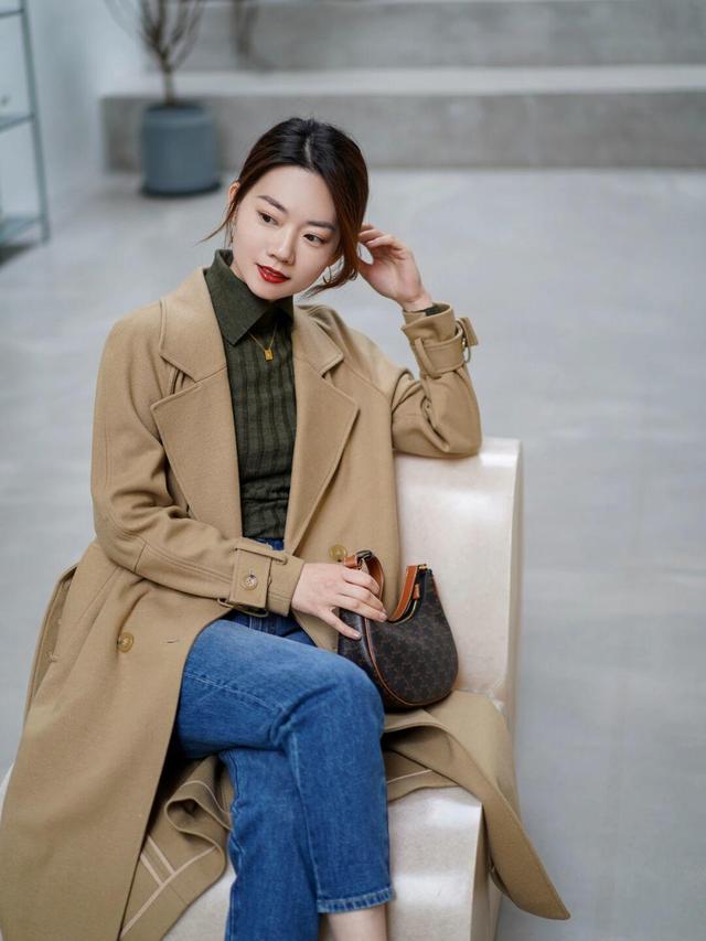 原来“大地色大衣”才是时髦精的必备单品,优雅高级,女人味十足休闲区蓝鸢梦想 - Www.slyday.coM 原来“大地色大衣”才是时髦精的必备单品,优雅高级,女人味十足休闲区蓝鸢梦想 - Www.slyday.coM