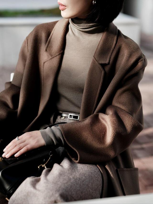 原来“大地色大衣”才是时髦精的必备单品,优雅高级,女人味十足休闲区蓝鸢梦想 - Www.slyday.coM 原来“大地色大衣”才是时髦精的必备单品,优雅高级,女人味十足休闲区蓝鸢梦想 - Www.slyday.coM