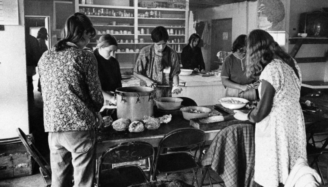 ▲“上帝之子”成员在美国得克萨斯州的一间屋子里准备食物 来源：美联社