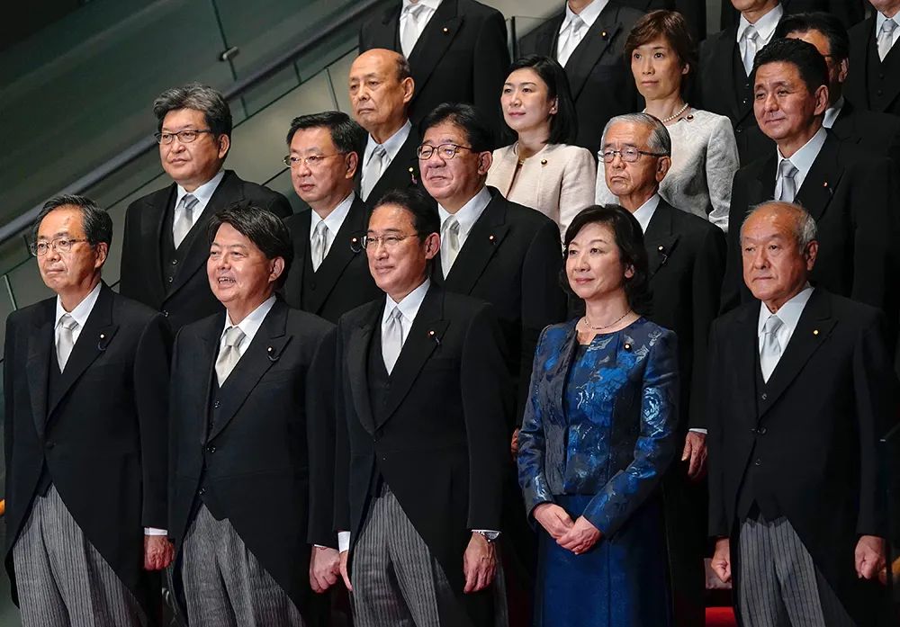 11月10日,日本首相岸田文雄(前排中)在首相官邸率阁僚合影。图源:澎湃新闻