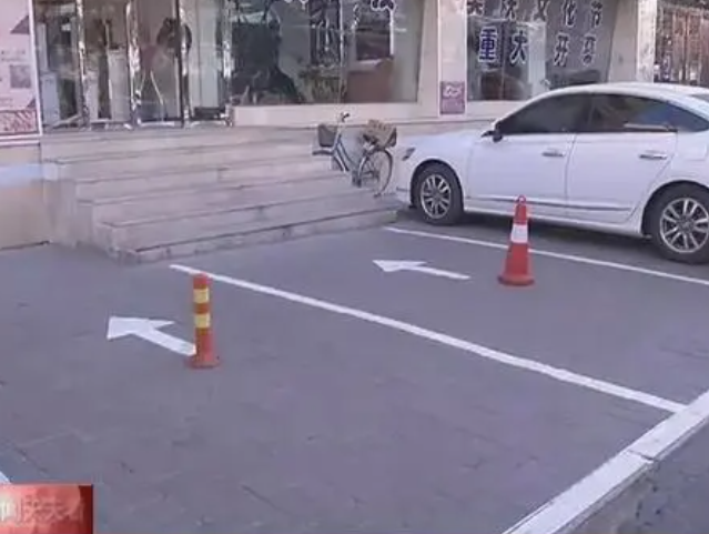 女司机开保时捷占车位,10天不挪车,大众骑上车顶教训休闲区蓝鸢梦想 - Www.slyday.coM 女司机开保时捷占车位,10天不挪车,大众骑上车顶教训休闲区蓝鸢梦想 - Www.slyday.coM