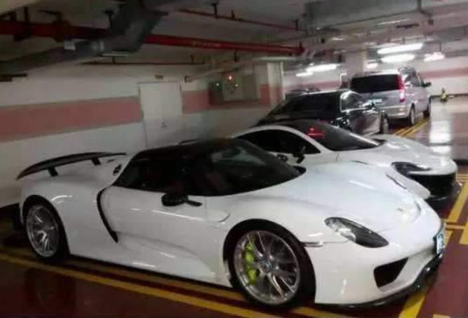 女司机开保时捷占车位,10天不挪车,大众骑上车顶教训休闲区蓝鸢梦想 - Www.slyday.coM 女司机开保时捷占车位,10天不挪车,大众骑上车顶教训休闲区蓝鸢梦想 - Www.slyday.coM