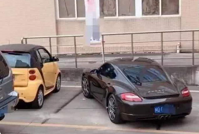 女司机开保时捷占车位,10天不挪车,大众骑上车顶教训休闲区蓝鸢梦想 - Www.slyday.coM 女司机开保时捷占车位,10天不挪车,大众骑上车顶教训休闲区蓝鸢梦想 - Www.slyday.coM