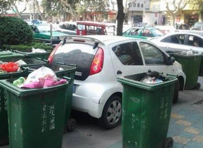 女司机开保时捷占车位,10天不挪车,大众骑上车顶教训休闲区蓝鸢梦想 - Www.slyday.coM 女司机开保时捷占车位,10天不挪车,大众骑上车顶教训休闲区蓝鸢梦想 - Www.slyday.coM