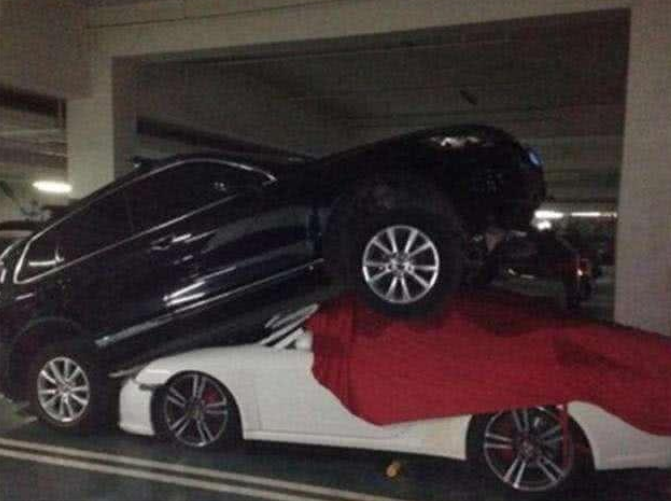 女司机开保时捷占车位,10天不挪车,大众骑上车顶教训休闲区蓝鸢梦想 - Www.slyday.coM 女司机开保时捷占车位,10天不挪车,大众骑上车顶教训休闲区蓝鸢梦想 - Www.slyday.coM