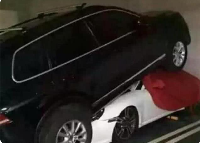 女司机开保时捷占车位,10天不挪车,大众骑上车顶教训休闲区蓝鸢梦想 - Www.slyday.coM 女司机开保时捷占车位,10天不挪车,大众骑上车顶教训休闲区蓝鸢梦想 - Www.slyday.coM